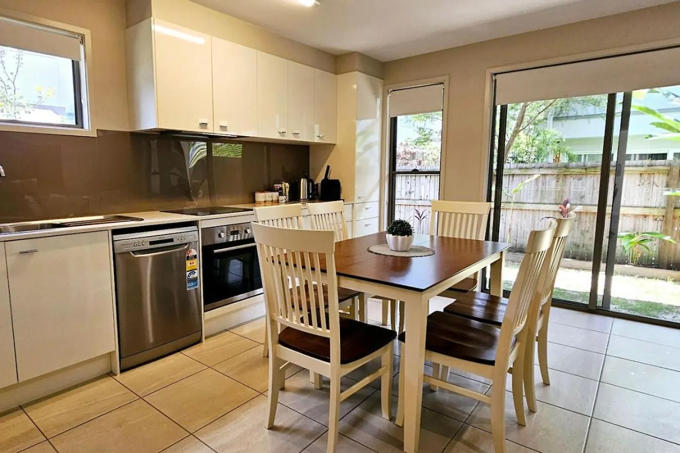 Frangipani Townhouse 3 At Sunlight Swan - Beerwah - Sleeps 6 Apartment